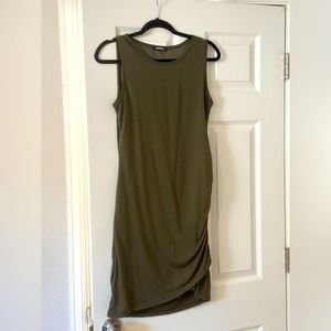 Dark green maternity dress, never worn but tags removed. Size Medium.